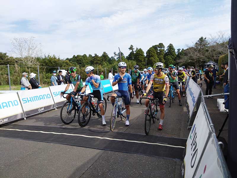 写真：歩崎公園エリアでJBCF全日本実業団自転車競技連盟主催のロードレースの写真