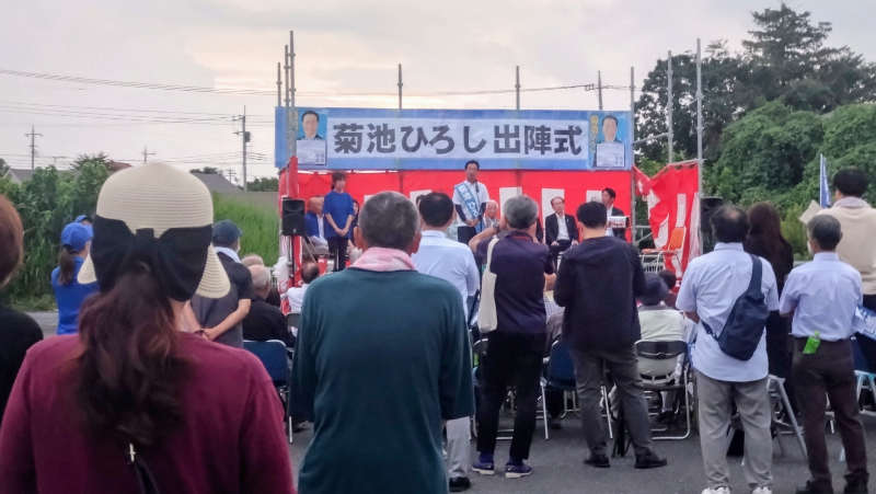 下妻市長選挙が告示され、菊池ひろし候補の応援に駆けつけました。の写真